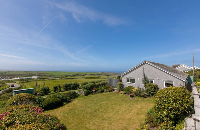 BROADLANDS, pet friendly, country holiday cottage in St Just