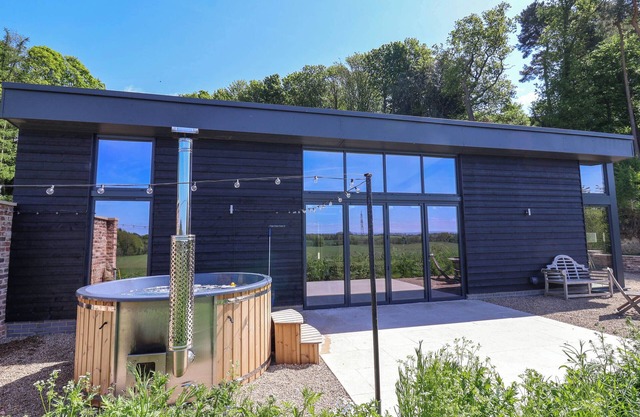 BROCK HOUSE, character holiday cottage, with hot tub in Northallerton