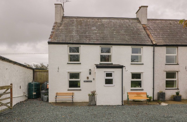 BRON GADAIR, pet friendly, character holiday cottage in Newborough