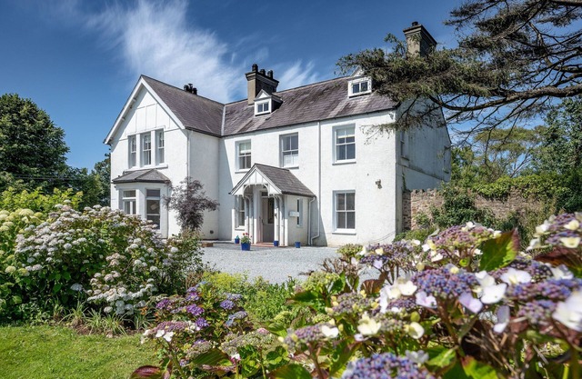 Bron Menai - sleeps 15 guests in 8 bedrooms