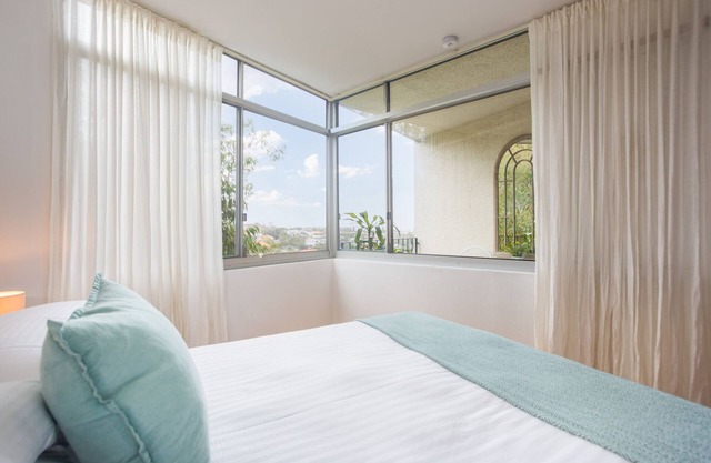 Bronte Beach Coastal Apartment with Ocean View