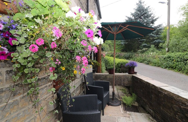BROOK COTTAGE, conviviale et familiale, avec feu ouvert à Hayfield, Ref 28871