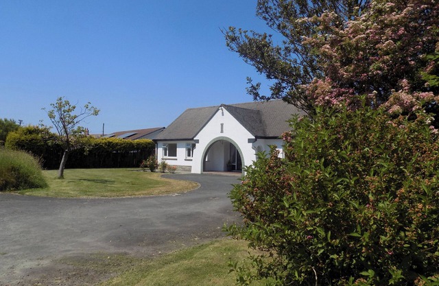 BROOKFIELD, character holiday cottage in Wainhouse Corner