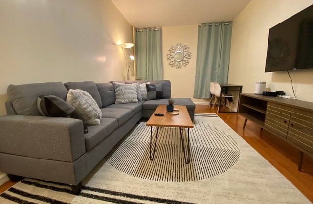 Brooklyn 2 Bedroom - 30 mins to Manhattan! Easy access to train!