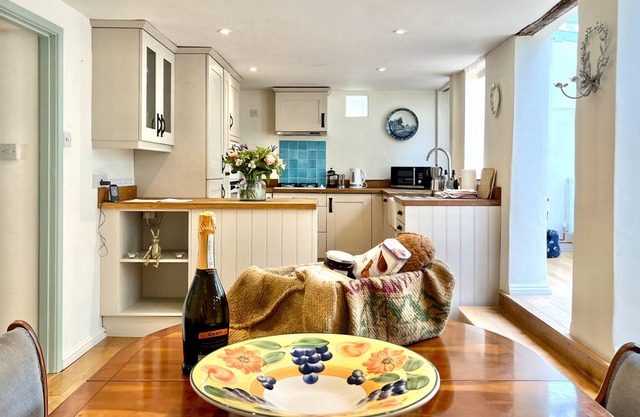 Brooks Cottage, Pulborough by inspirestays.com - a cottage that sleeps 5 guests in 4 bedrooms (Insp