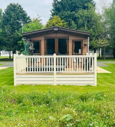 Brooksbank Lodge with Hot Tub