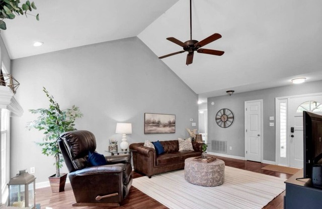 Brookside Bungalow- quiet & charming, 3 bed 2 bath, fully stocked home in Monroe