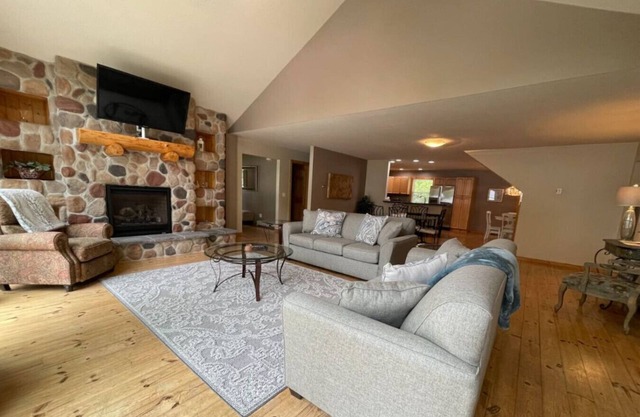 Brookside Cottages and Resort The Big House