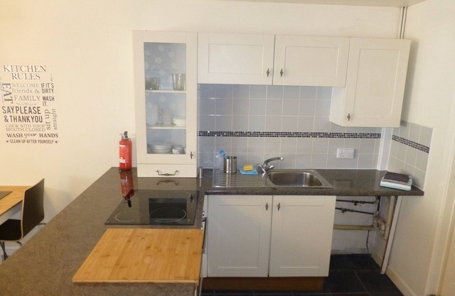 Brookside Mews. Un appartement à deux chambres à louer, propre et bien rangé à un prix abordable.