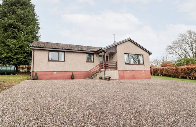 BROOMBAULKS FARM BUNGALOW, pet friendly, with open fire in Jedburgh