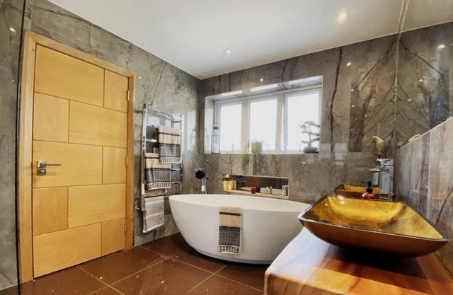 Broomfield Stays 3 Bedroom apartment with balcony ,200m from seafront