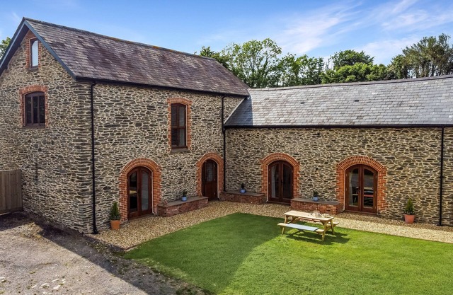 Broomy Barn, Bromtpon Regis