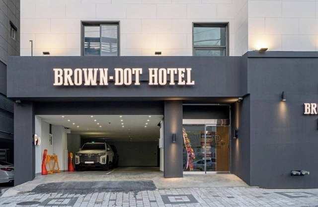Brown Dot Hotel Gumi