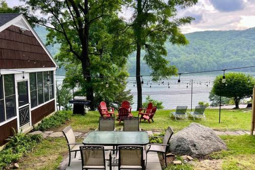 Brown House, Lake, Boat Dock, King Bed, Grill
