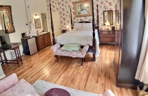 Brownstone Garden Suite Flat walk to Downtown