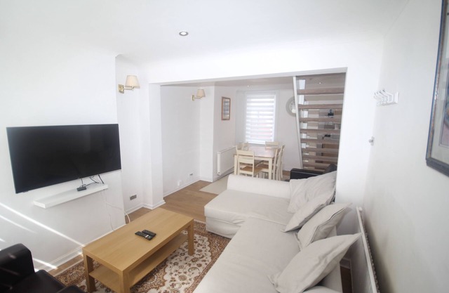 Brunswick Cottage - 2 Bedroom Home Situated in the Hearts of Reading City Centre