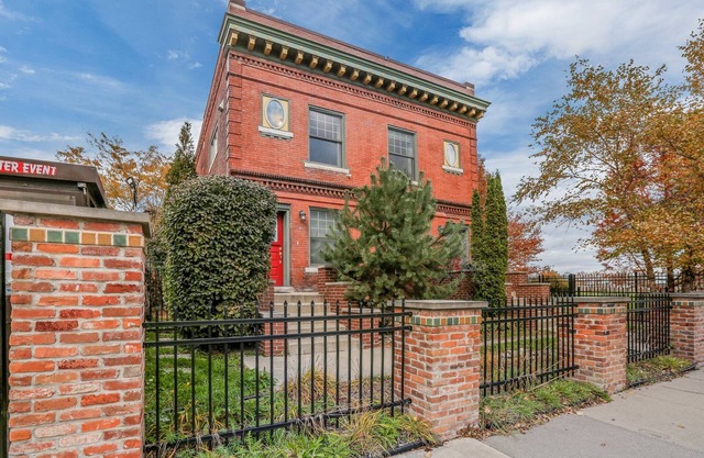 Brush Park Flats | Walk to Stadiums | Sleeps 10