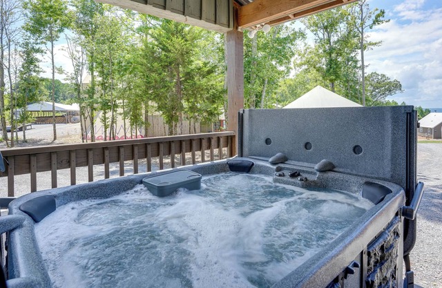 Bryant Retreat: Private Hot Tub, Pool Access!