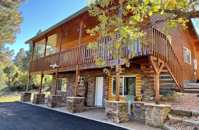 Bryce & Zion midpoint! Firepit & pool table. ATV trails nearby.