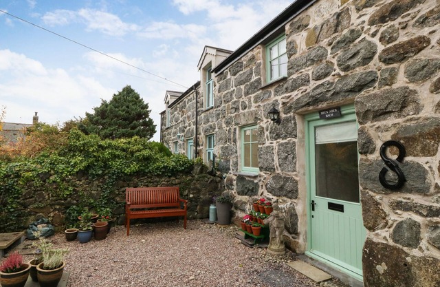 BRYN ABER BACH, pet friendly, with hot tub in Llangybi, Gwynedd