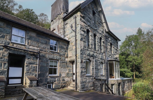 Bryn Cemlyn, GANLLWYD