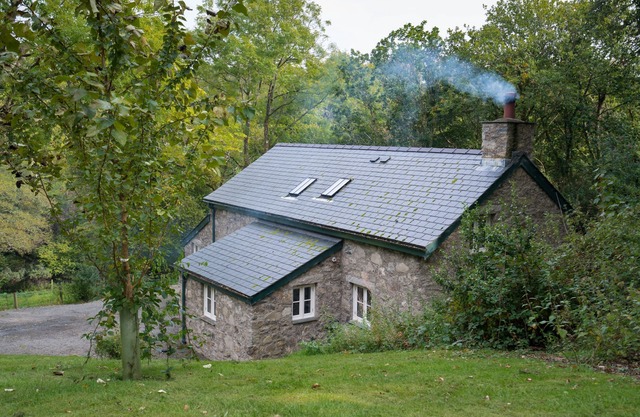 À partir de £ 29 pppn, 2 chambres, maison de vacances pour 4 personnes avec feu de bois installé dans le domaine privé Bodnant dans le C