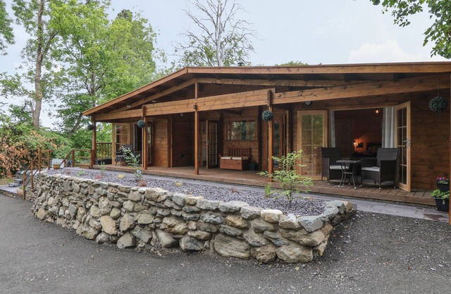 BRYN DERWEN LODGE, pet friendly, luxury holiday cottage in Bethesda
