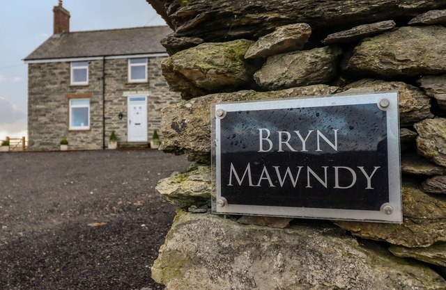BRYN MAWNDY, family friendly, country holiday cottage in Corwen