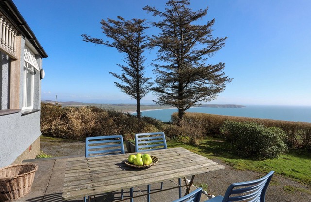 BRYN MEILLION, pet friendly, with a garden in Sarn Meyllteyrn