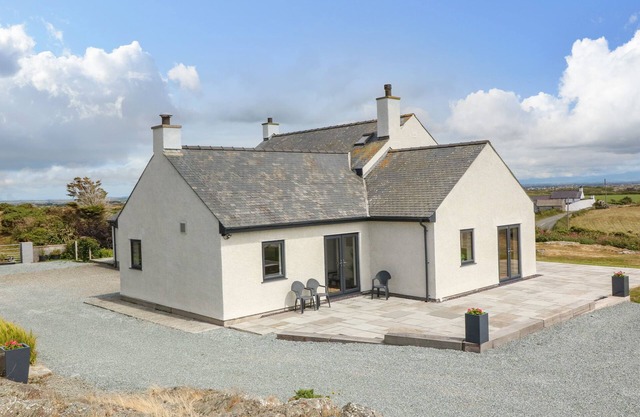 BRYN MEILW, family friendly, with hot tub in Holyhead
