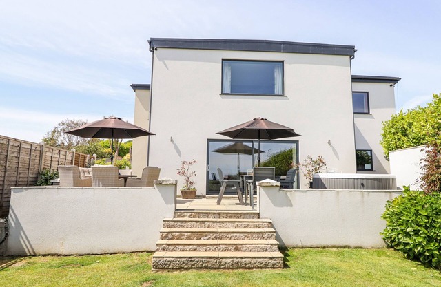 BRYN MOR, pet friendly, character holiday cottage in Benllech