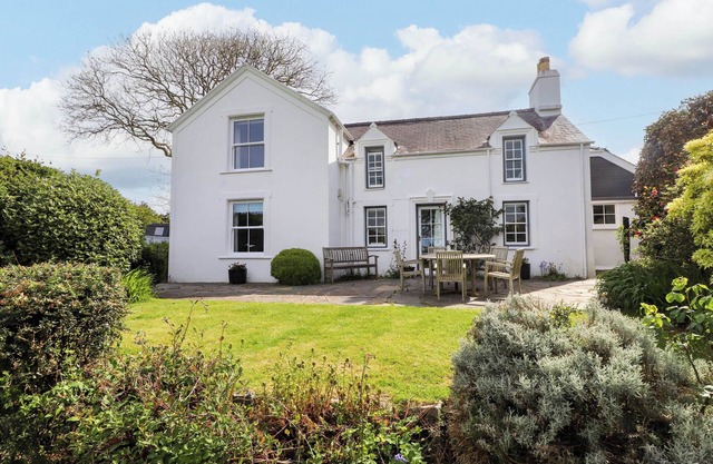 BRYN TIRION, pet friendly, character holiday cottage in Morfa Nefyn