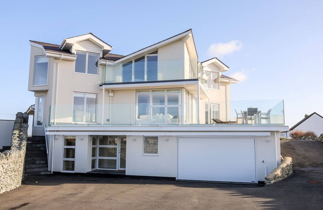 Bryniau, TREARDDUR BAY
