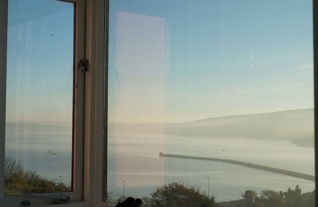 Bryn Sior, Chalet sur la colline dans Goodwick avec de superbes vues sur la mer