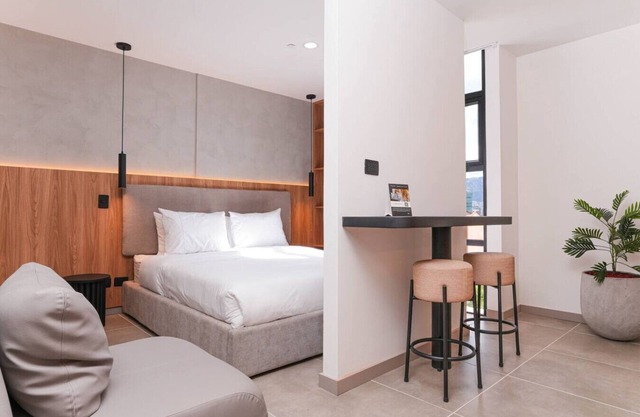 Bubble & Boardroom - Jacuzzi Apt for Remote Life