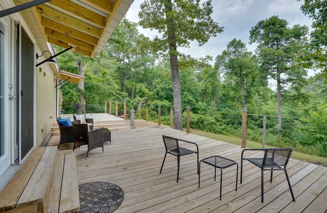Buchanan Home w/ Deck, 4 Mi to Paris Landing!