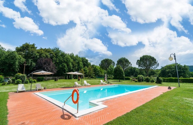 Maison de campagne avec piscine et cour