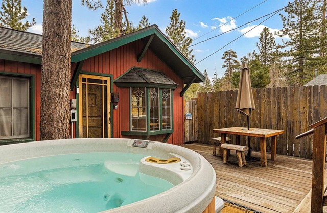 Buck Bear Cozy Cabin – A Perfect Couple’s Retreat!