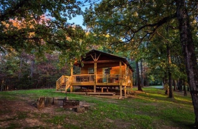 Buck Cabin est une cabine au bord du lac entièrement meublée sur le lac Rend confortable pour tous