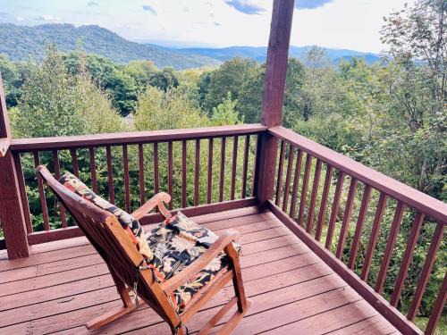 Bucket List Views Sugar Mountain Private Condo - 2bed, 2bath, Sleeps 6, Panoramic Views of Mountains from Large Deck, Short Drive to Shopping, Restaurants, Cafes & Banner Elk Town