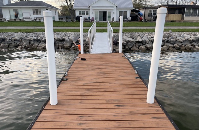 Buckeye Lake Home - Lake Chillin' on the open water w/ dock, hot tub & toys..!