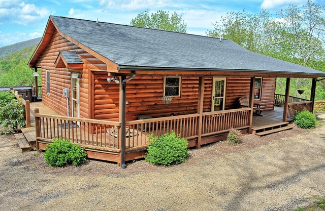 Cabine Buckin 'Crazy-Romantic avec HOT TUB, Wi-Fi, cheminée, piscine pour pare-chocs, AC & VIEWS !!