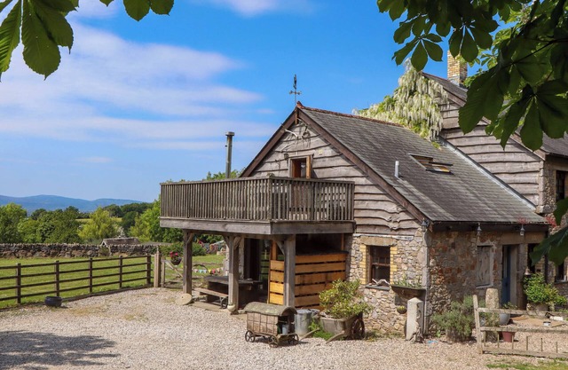 BUCKLEIGH LODGE, character holiday cottage in Kingsteignton
