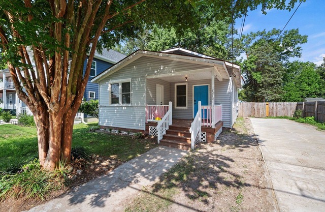 Buckroe Beach Stay with 4 Bedrooms, 6 Beds!