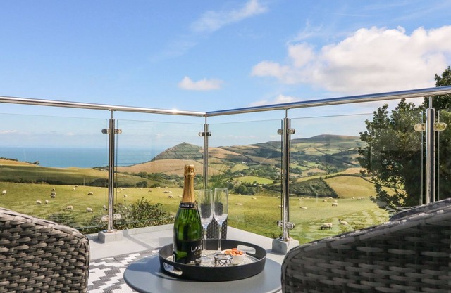 BUDDICOMBE HOUSE, pet friendly, with open fire in Combe Martin