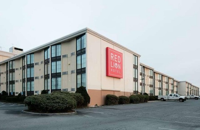 Budget-friendly at Red Lion Hotel Harrisburg Hershey! Restaurant, Parking!