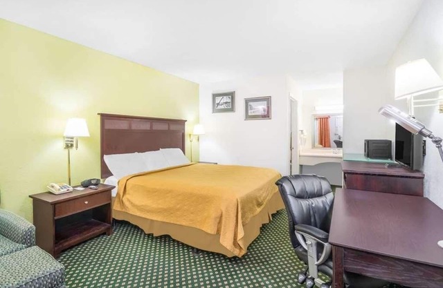 Budget-Friendly Stay at Knights Inn Chattanooga! Onsite Pool, Free Parking!