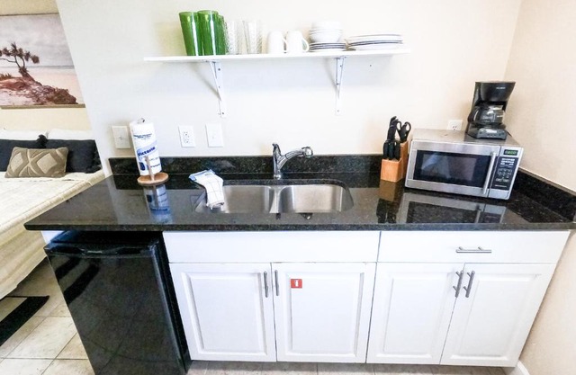 Budget friendly studio condo! Heart of Gulf Shores across from the Hangout!