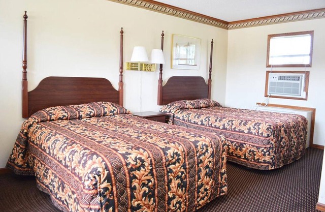 Budget Inn / 2 Queen Bed-Smoking