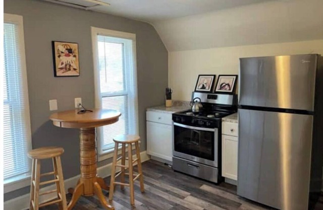 Budget Stay in Rockford, Upper Duplex